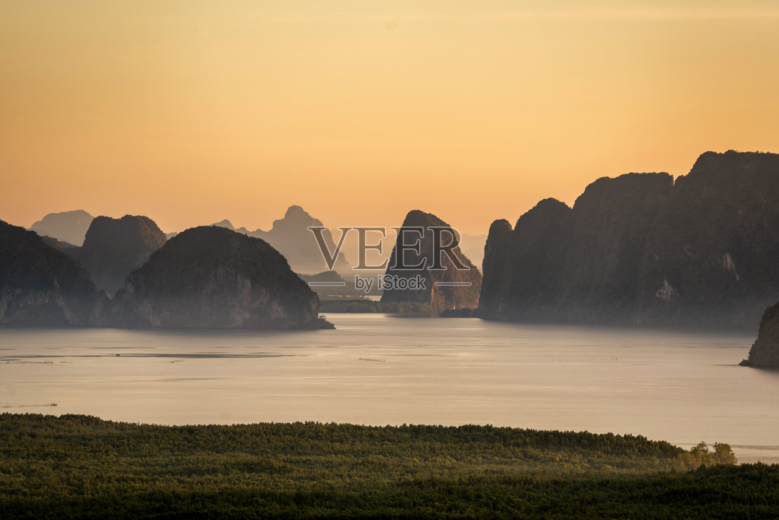 泰国南部普吉岛附近的海洋和岛屿的日出景观照片摄影图片