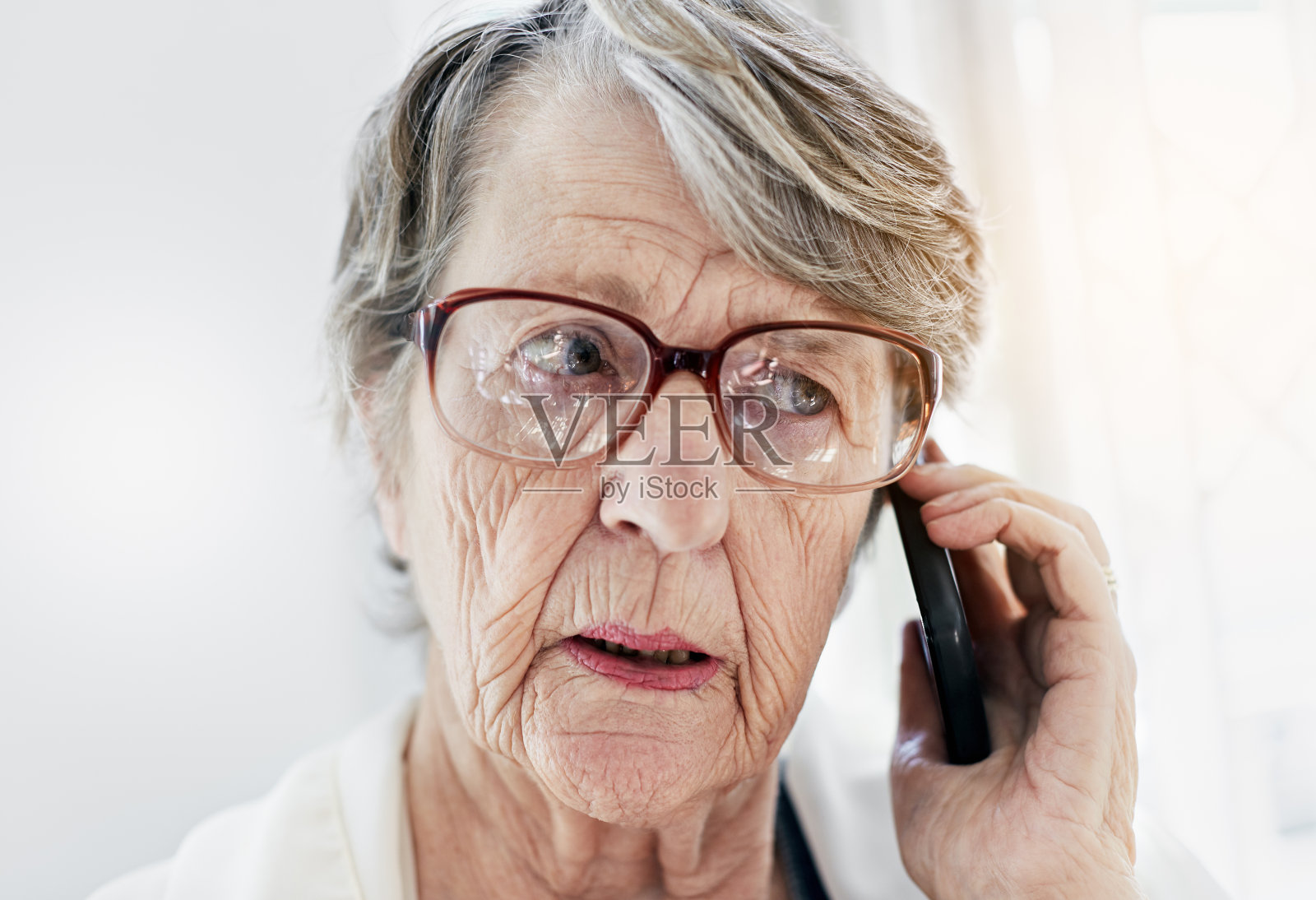 一个愤怒的老妇人在打手机照片摄影图片
