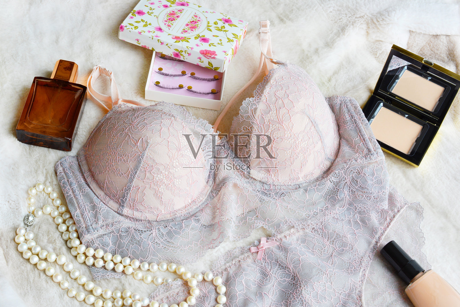 女性蕾丝性感内衣柔和粉色:胸罩和内裤。照片摄影图片
