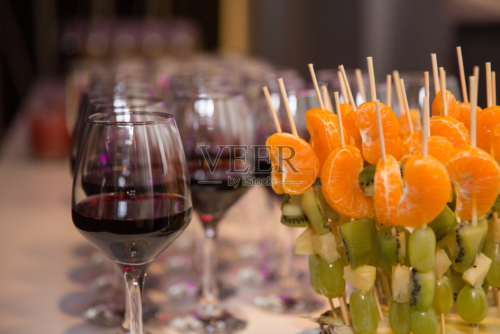 节日自助餐有甜点，红酒，猕猴桃和桔子串照片摄影图片