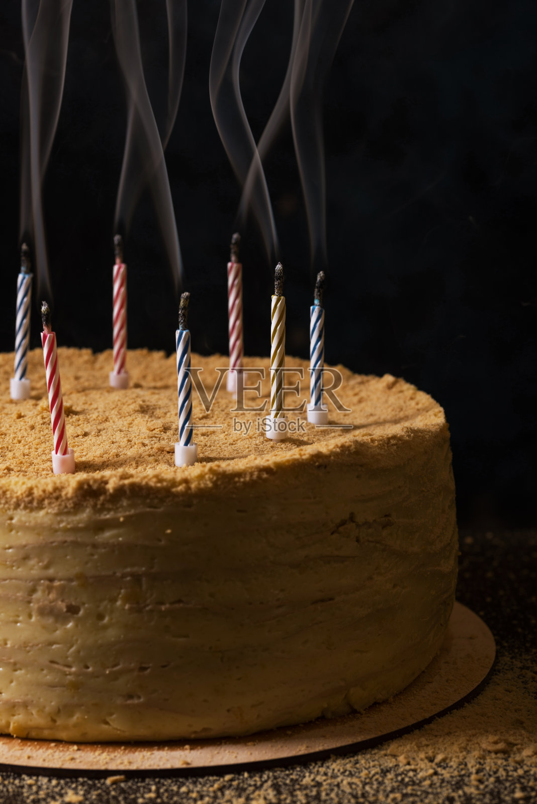 传统的拿破仑蛋糕，蜡烛上有烟熏照片摄影图片