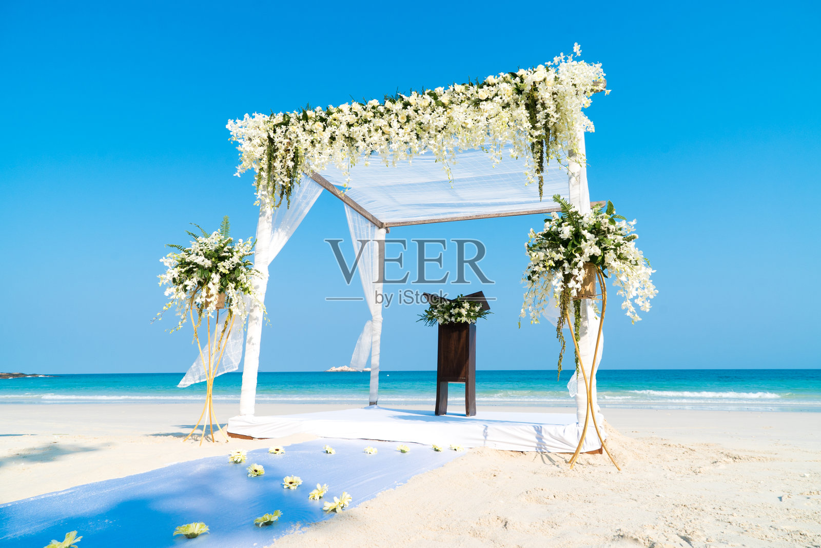 美丽的海滩婚礼拱门设置与鲜花装饰，全景海景照片摄影图片