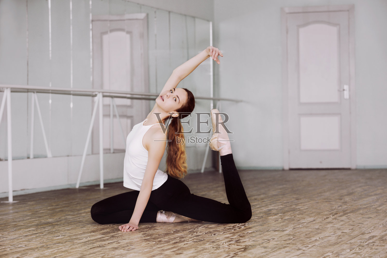 年轻美丽的少女芭蕾舞演员在演播室训练和排练前的表演照片摄影图片