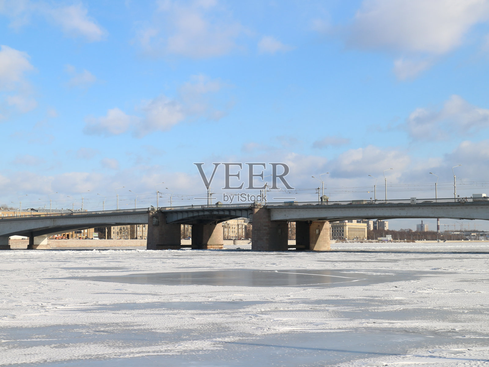 冰封的河上有一座吊桥照片摄影图片