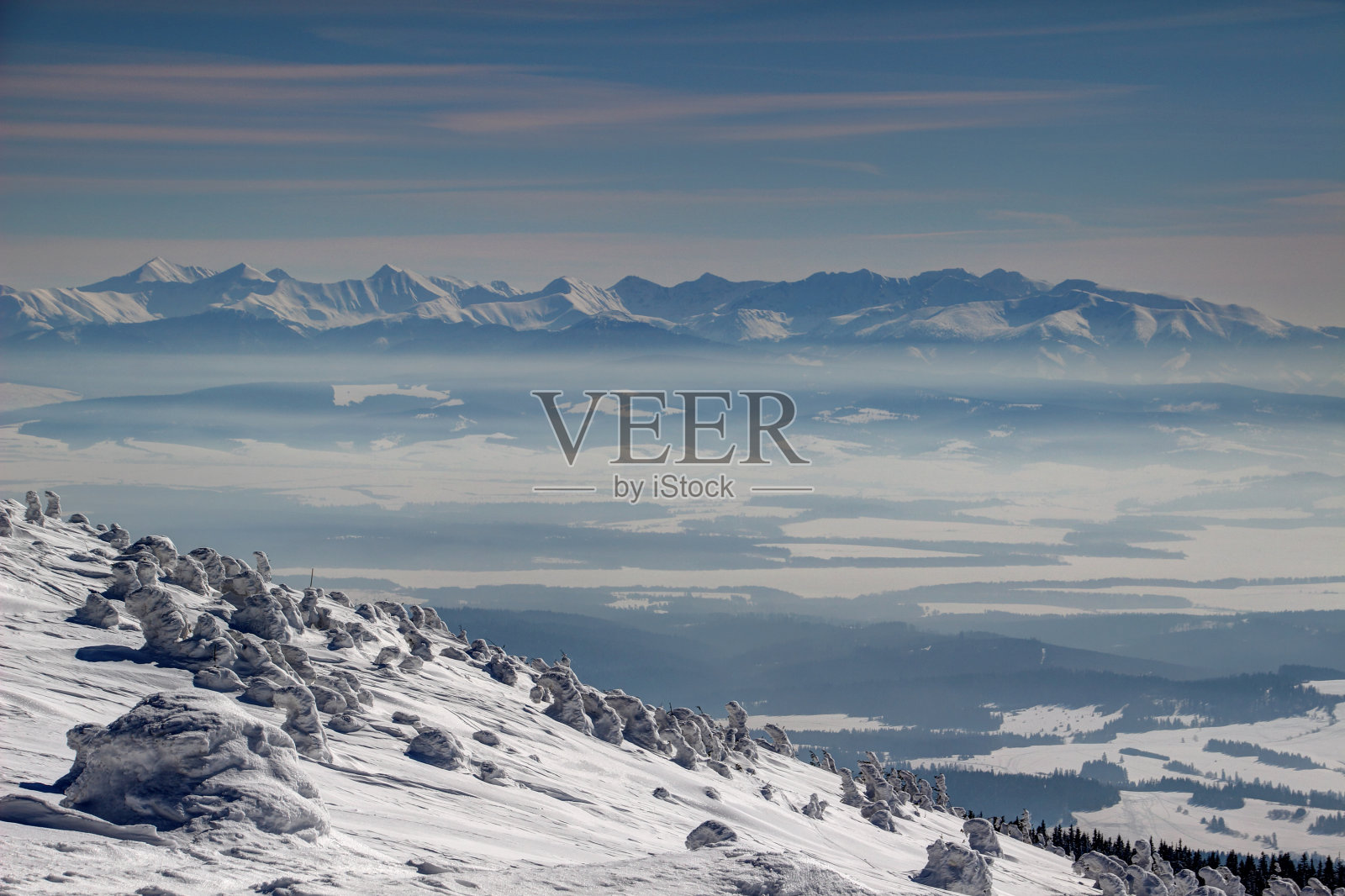 冬季景观与参差不齐的塔特拉山峰和雪的形成照片摄影图片