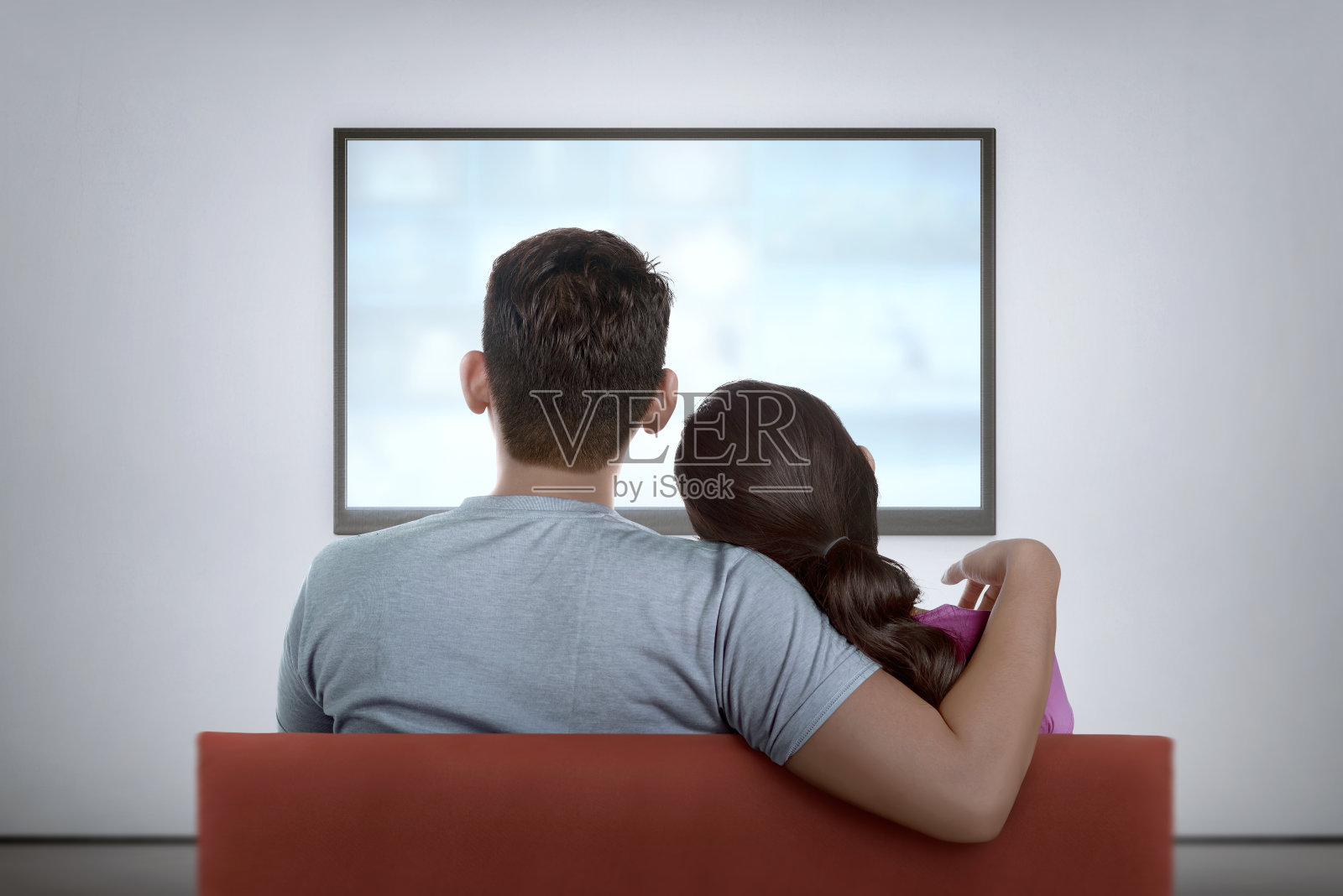 亚洲夫妇在沙发上看电视的肖像照片摄影图片
