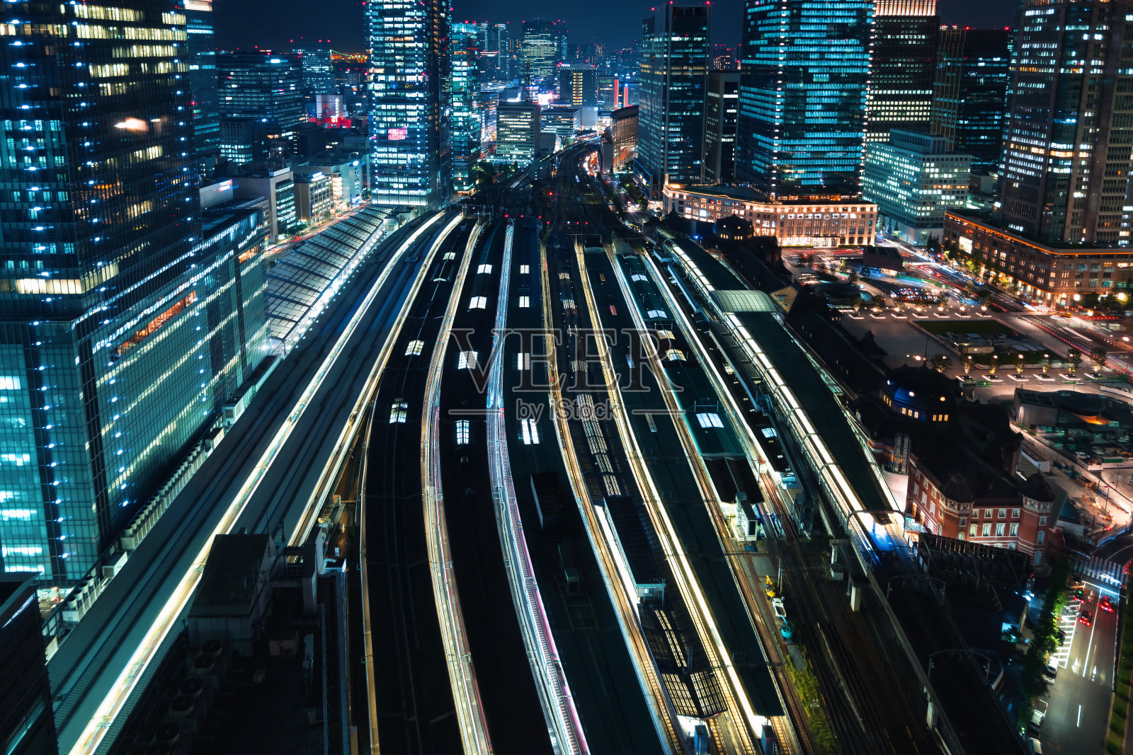 东京一个大火车站的鸟瞰图照片摄影图片