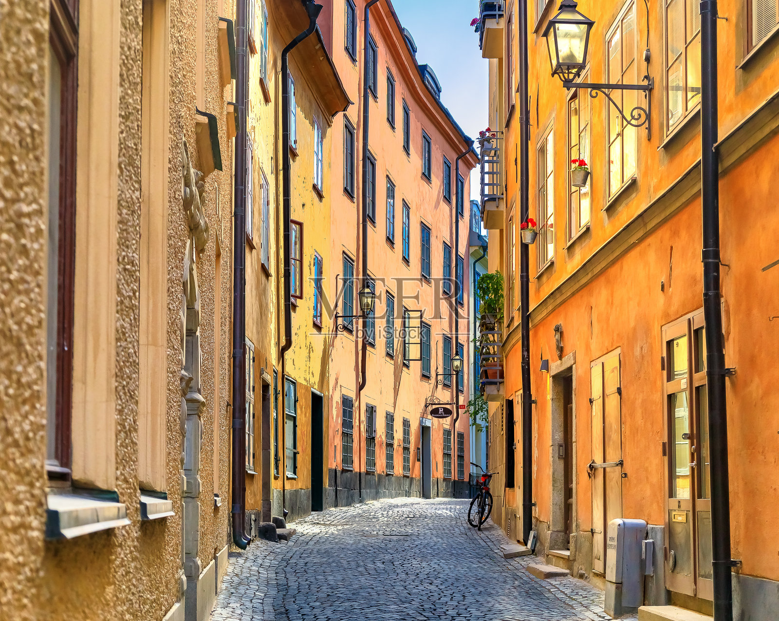 中世纪的小巷和鹅卵石铺就的街道，斯德哥尔摩的旧城，格拉斯坦照片摄影图片