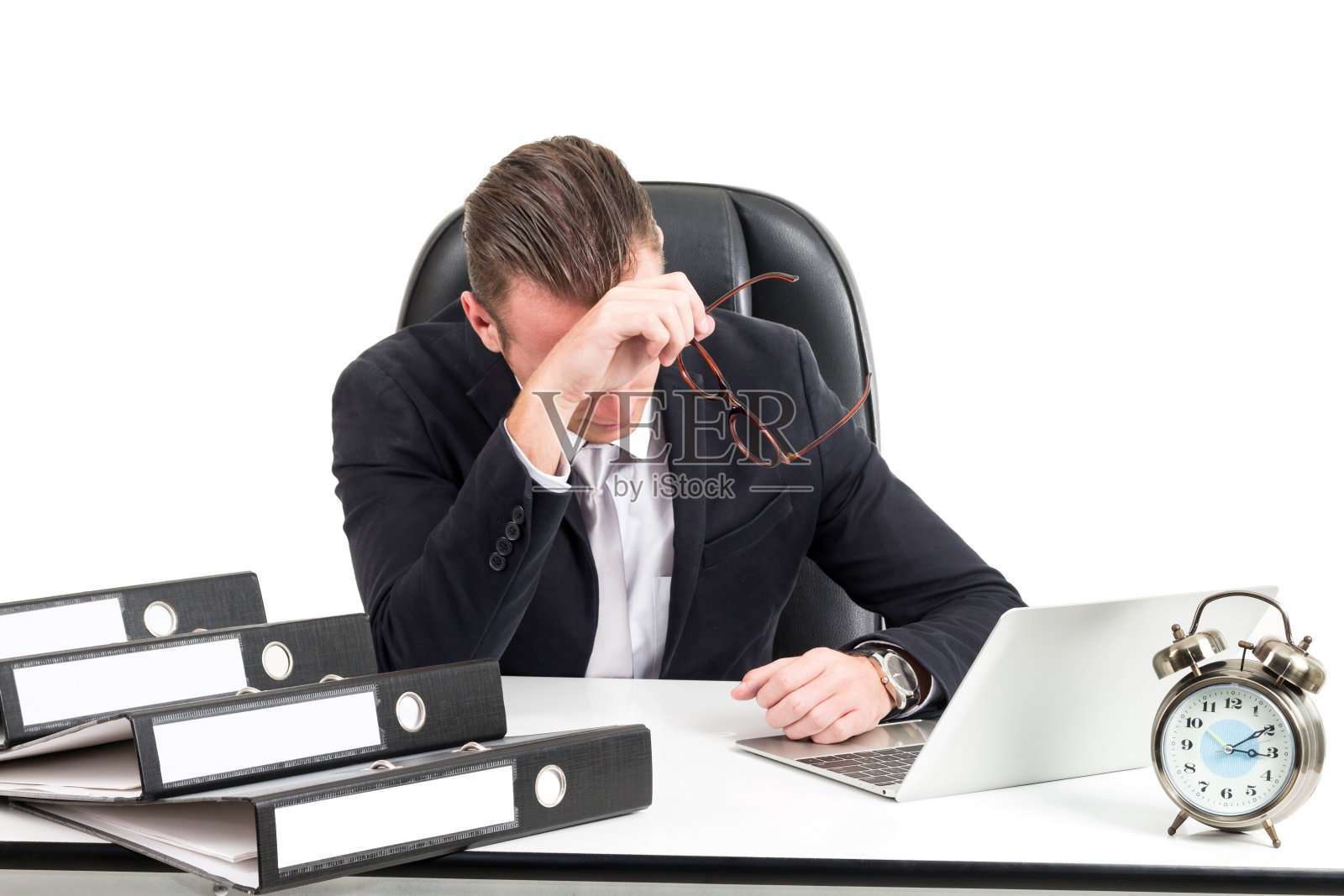 商人有问题和感觉头痛，在工作场所，感到疲倦，疲惫孤立在白色背景照片摄影图片