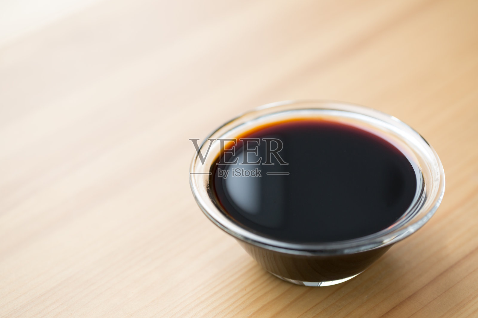 酱油装在玻璃碗里照片摄影图片