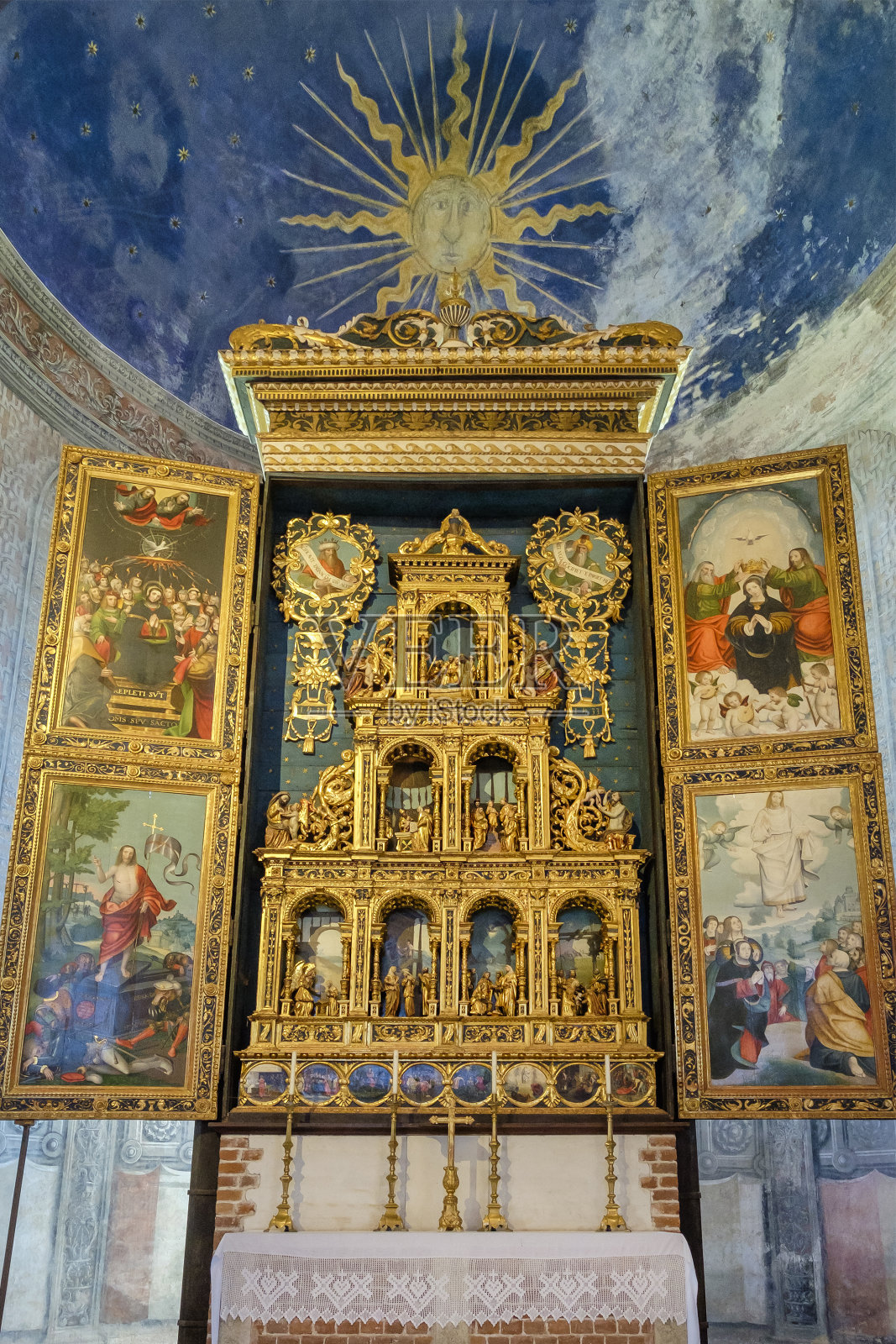 斯塔法尔达修道院(斯塔法尔达圣玛丽亚)的高祭坛的polyypatch，可追溯至16世纪，这是一个建立于1135年的西多会修道院。意大利北部山麓,照片摄影图片