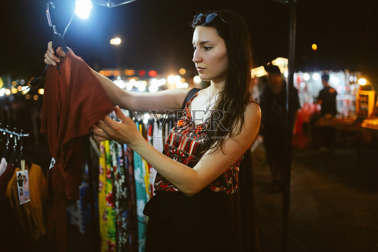 年轻女子旅行者浏览在曼谷街头市场的商店照片摄影图片