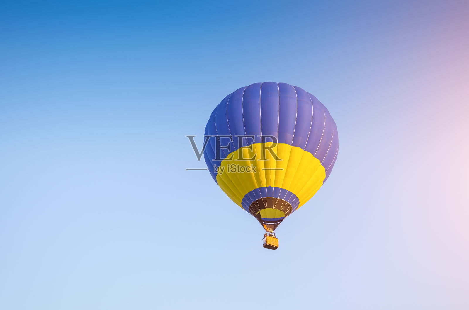 彩色的热气球与火和蓝色的天空背景照片摄影图片