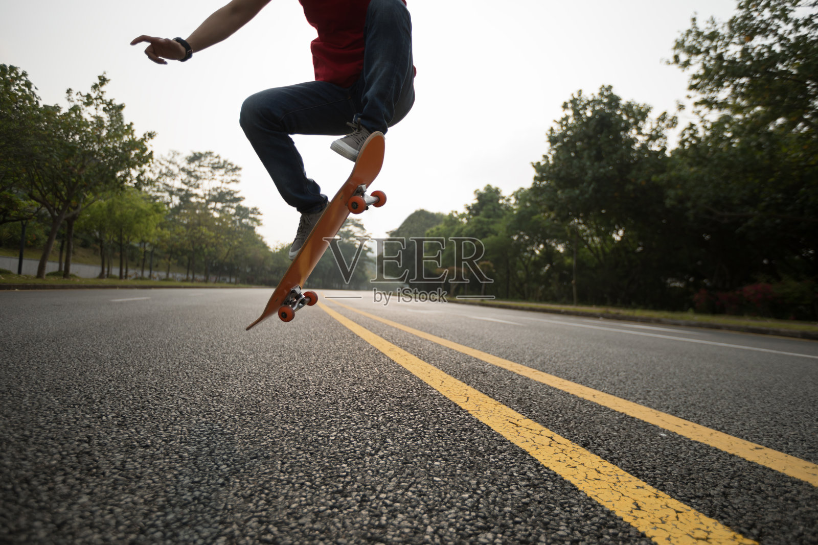 在城市街道上玩滑板照片摄影图片