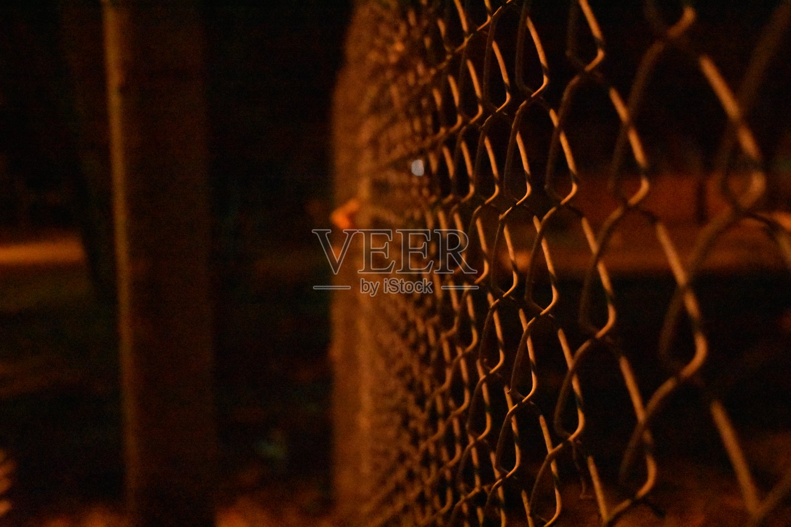 栅栏透视在晚上拍摄照片摄影图片