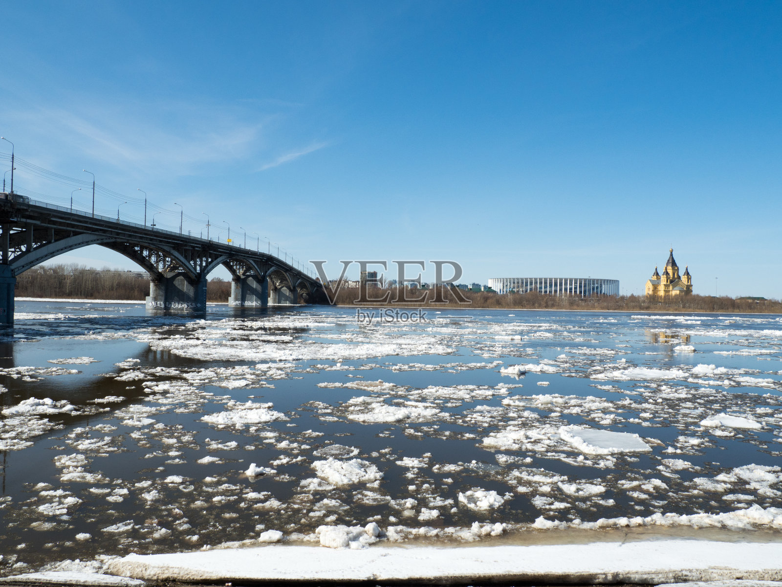 奥卡河开始浮冰。俄罗斯。下诺夫哥罗德。照片摄影图片