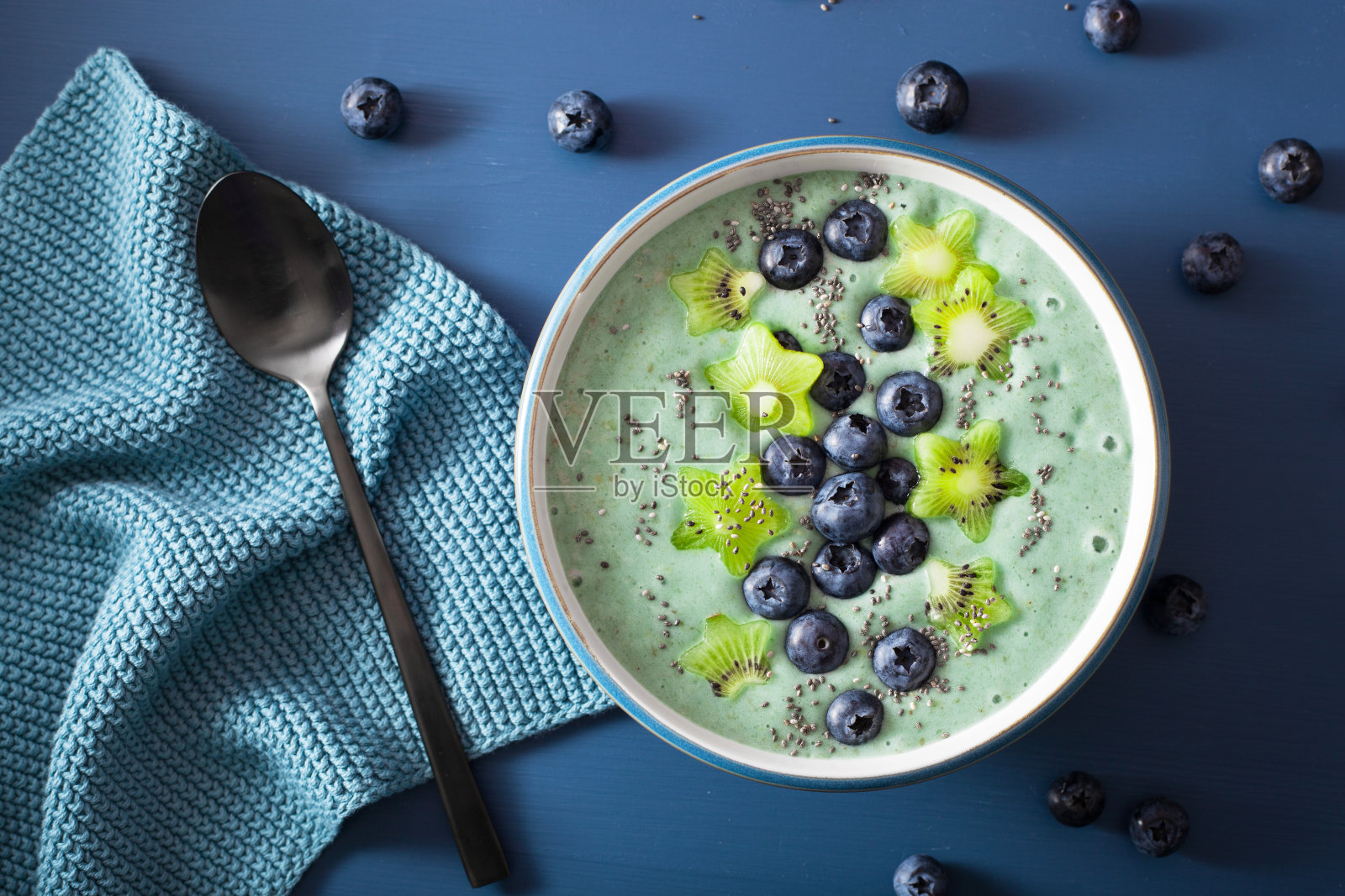 健康的螺旋藻冰沙碗，蓝莓，猕猴桃，奇异子照片摄影图片