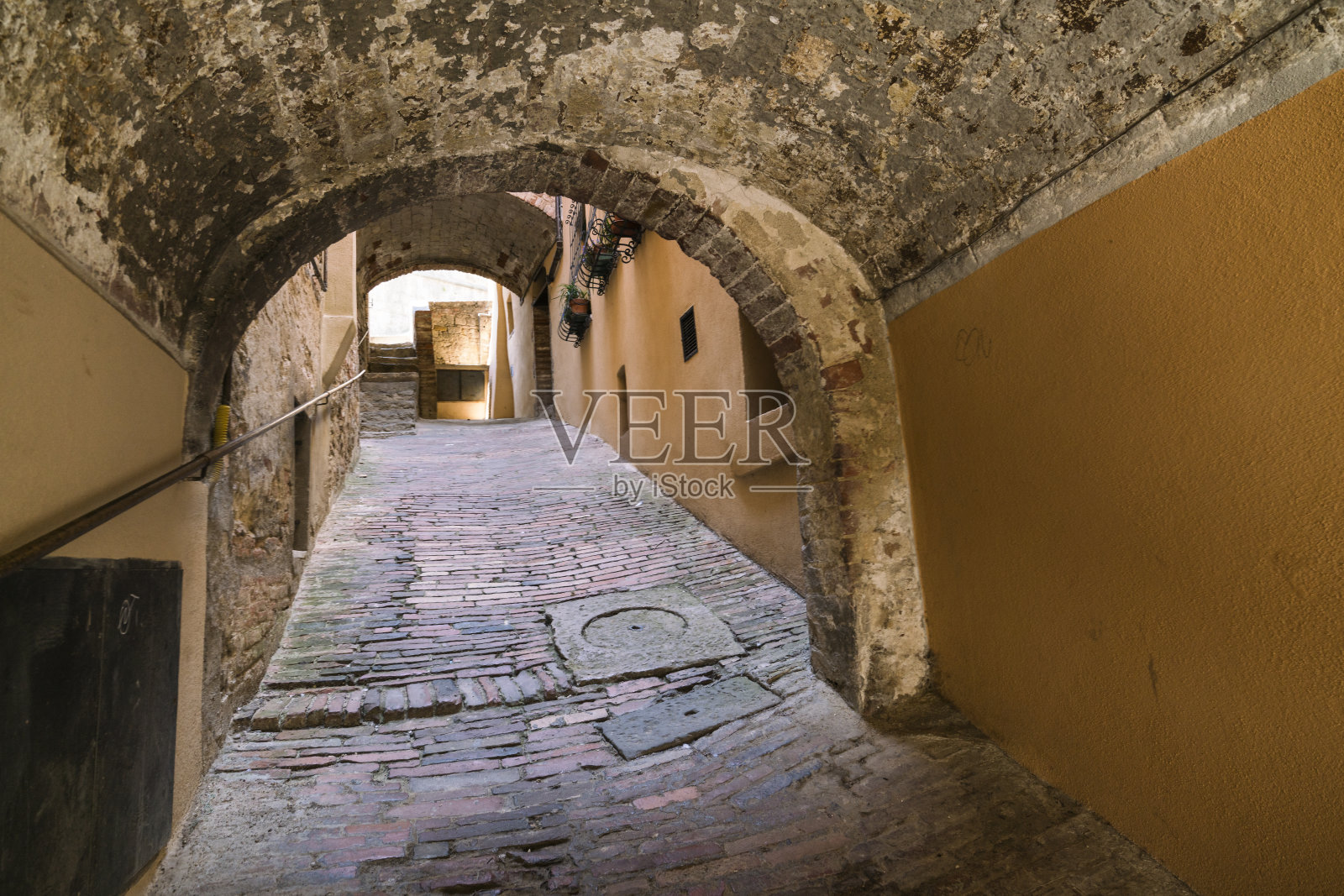 在托斯卡纳的中世纪村庄Montipulicano探索隧道照片摄影图片