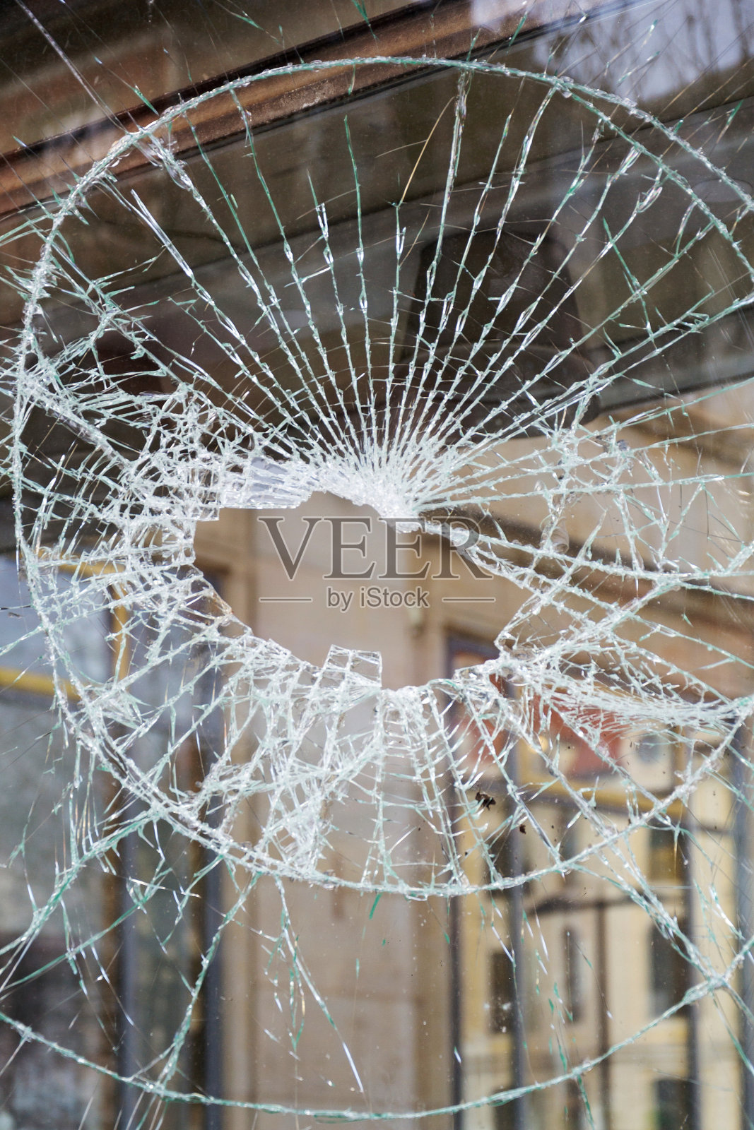 安全玻璃上的破洞，捷克共和国的形状照片摄影图片