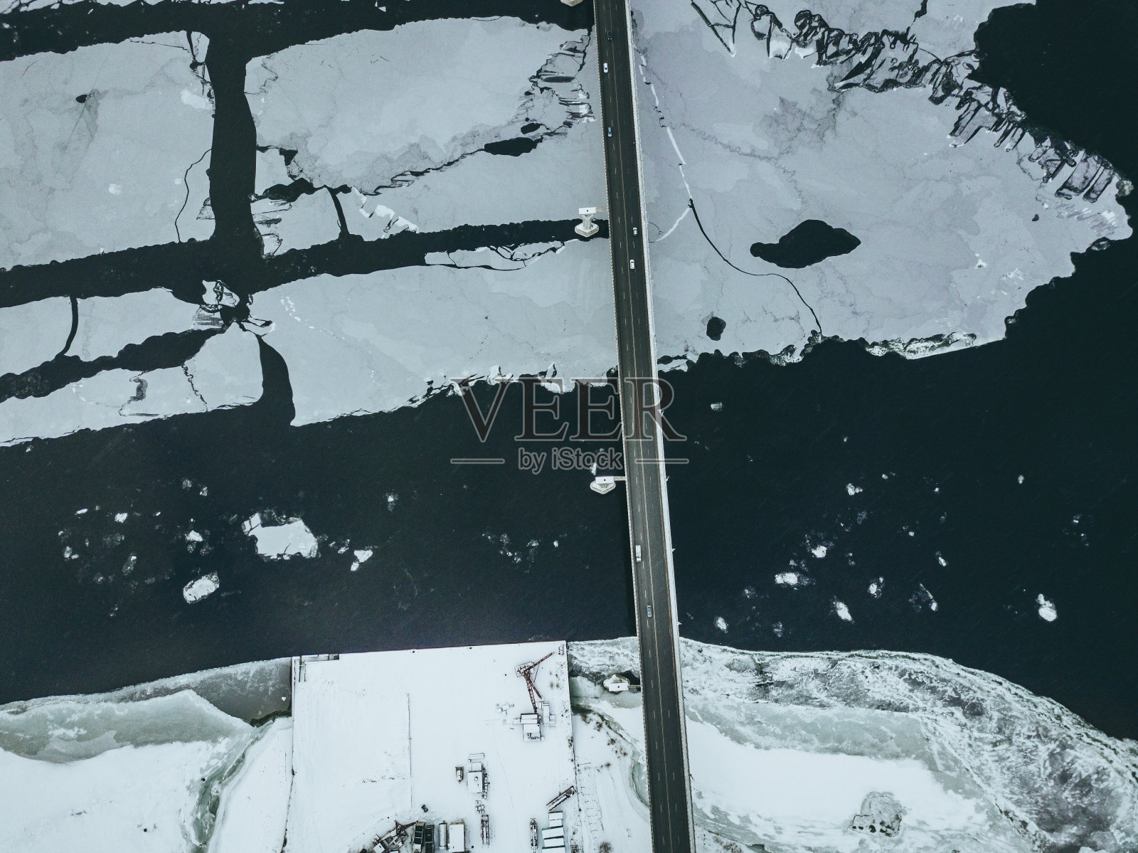 从上到下的鸟瞰图，这是冬天结冰的桥照片摄影图片