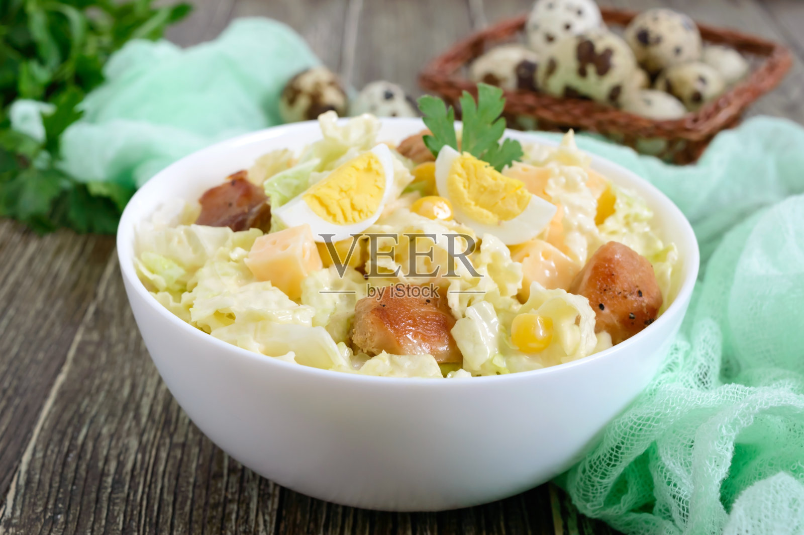 清淡的春季饮食沙拉，由白菜，鸡肉，奶酪，鹌鹑蛋。适当的营养。照片摄影图片