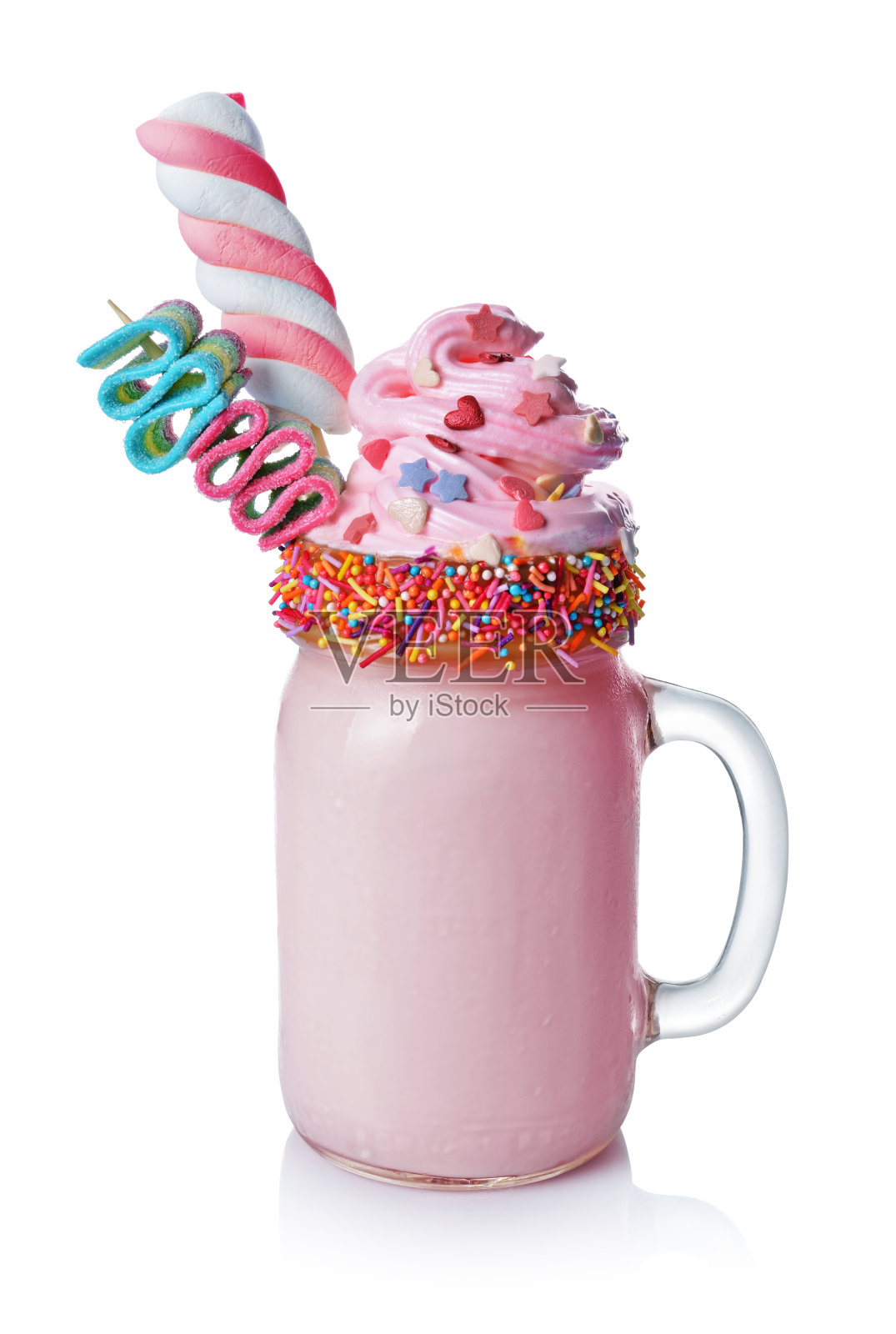 疯狂的奶昔，粉红鲜奶油，棉花糖和彩色糖果在玻璃罐照片摄影图片