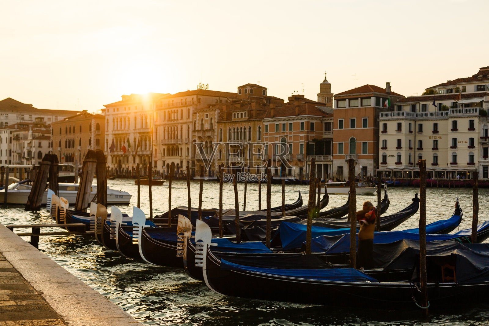 意大利威尼斯，威尼斯运河和贡多拉的经典画面照片摄影图片