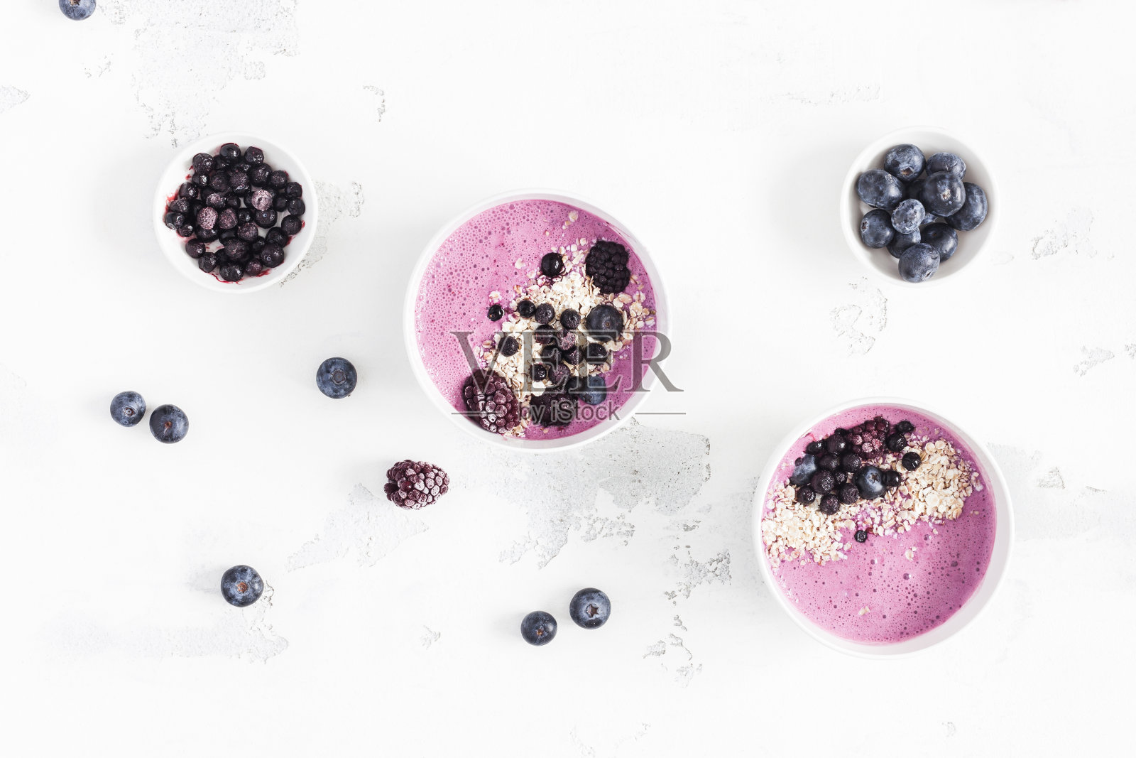 蓝莓奶昔，白色背景的水果。平躺，俯视图照片摄影图片