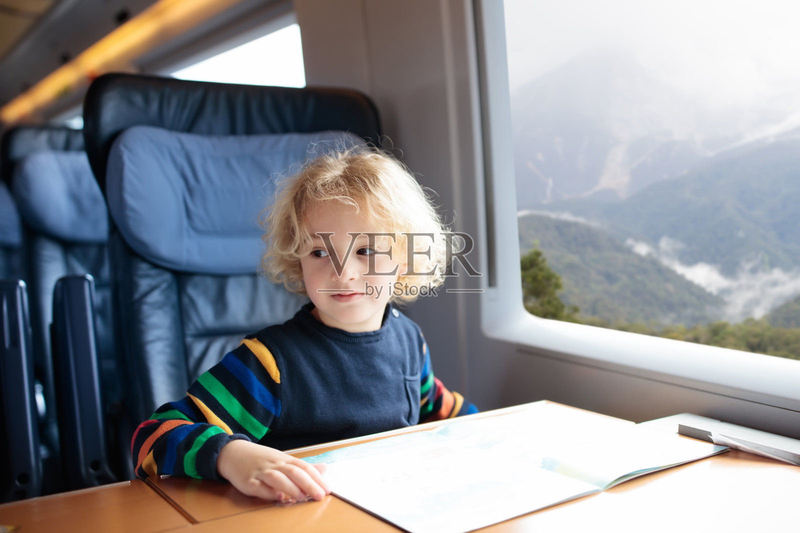 孩子们坐火车旅行。带着孩子的火车旅行。照片摄影图片