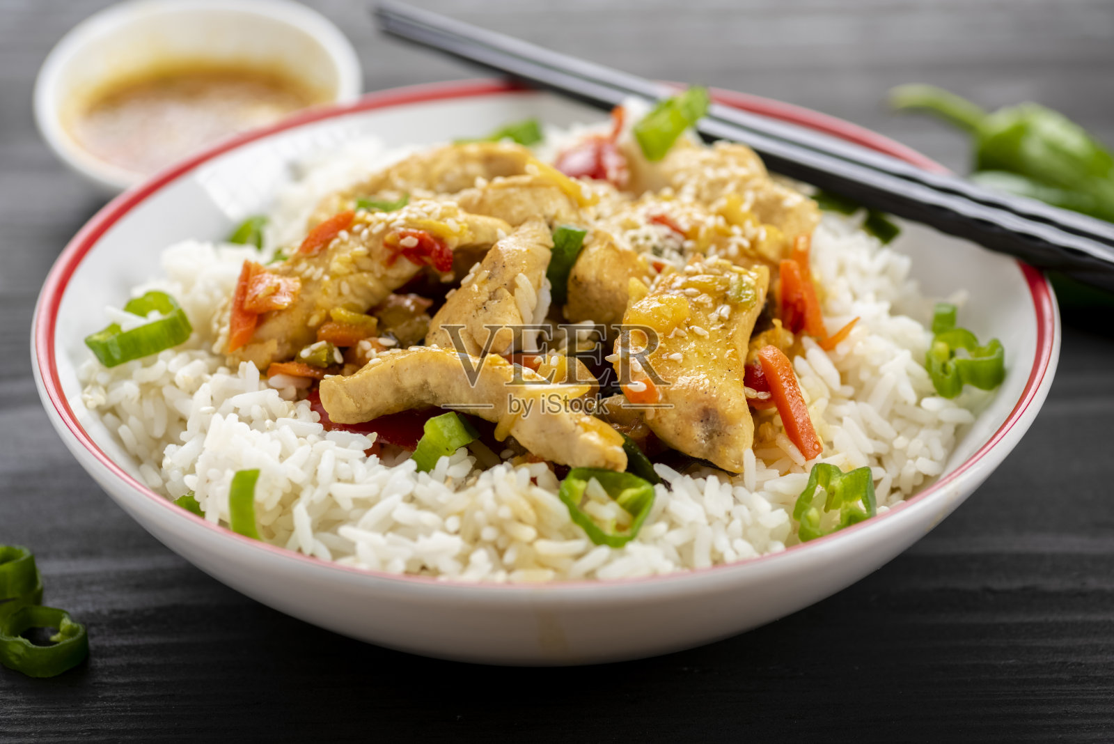 鸡肉和蔬菜米饭照片摄影图片