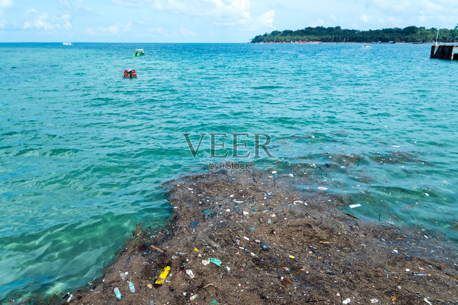 海洋塑料垃圾污染。照片摄影图片