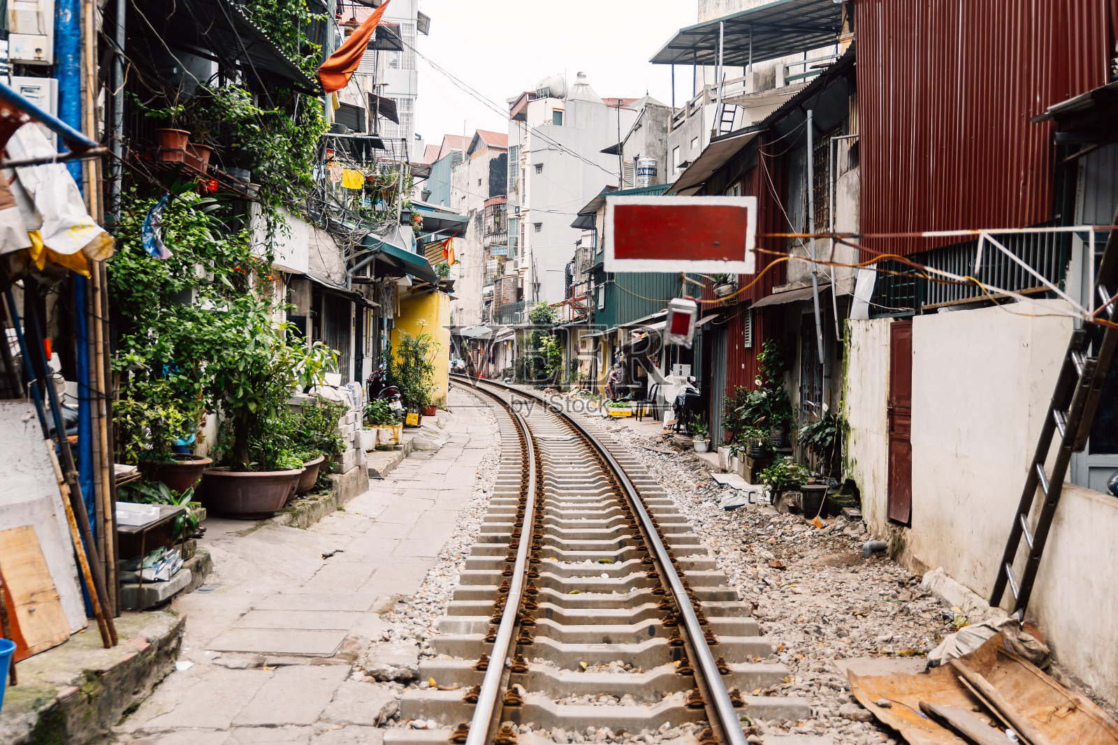 越南铁路和村庄在越南河内。照片摄影图片