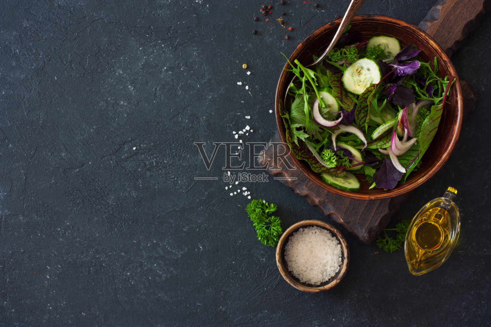 新鲜生菜，芝麻菜，罗勒，黄瓜和洋葱沙拉照片摄影图片