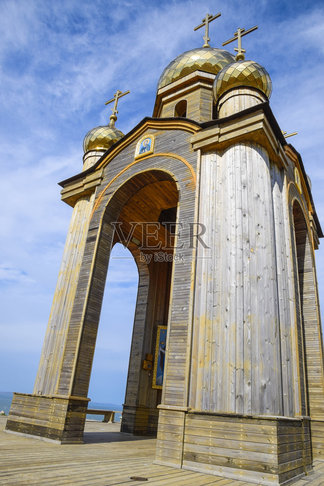 山上的东正教教堂。阿塔曼哥萨克村庄的神龛。通往教堂的楼梯照片摄影图片