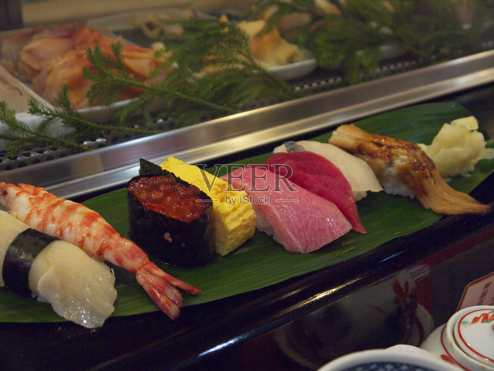 不同类型的美味寿司配金枪鱼和红鱼子酱照片摄影图片