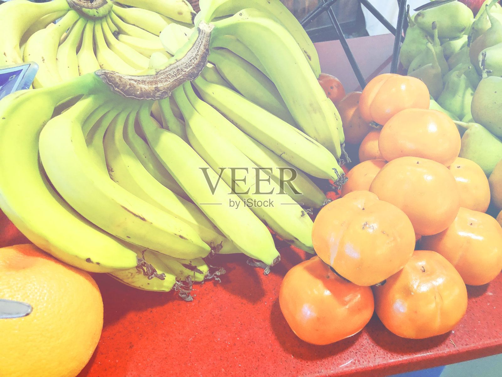 桌上放着香蕉和各种水果。桌上有绿色的香蕉。从以上观点。照片摄影图片