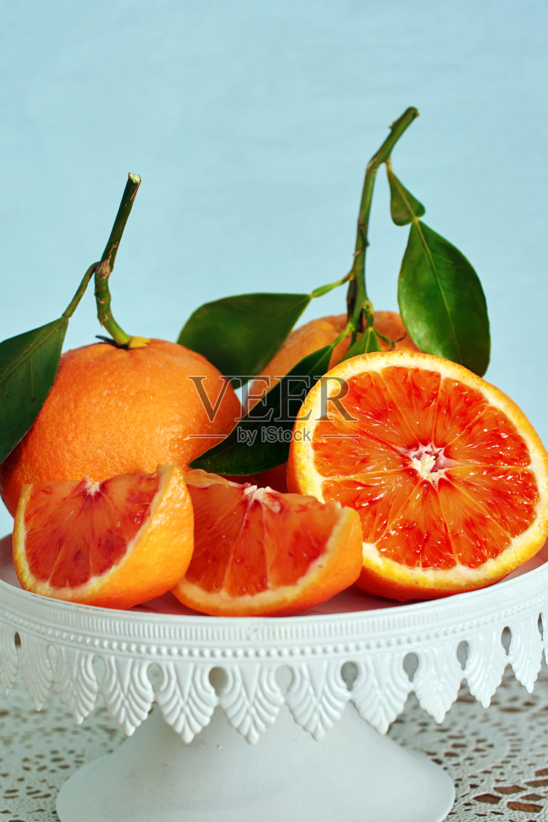 特写西西里血红色的橘子在白色的水果站在蓝色的背景。软的焦点。照片摄影图片