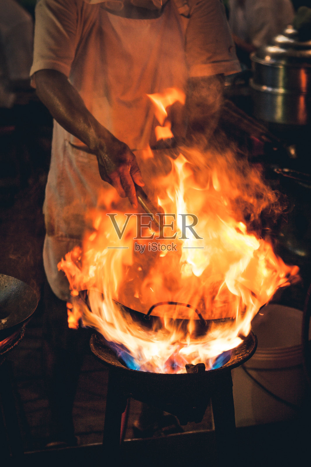 街头小吃厨师烹饪肉和鱼在一个平底锅与火和火焰它。唐人街,曼谷,泰国照片摄影图片
