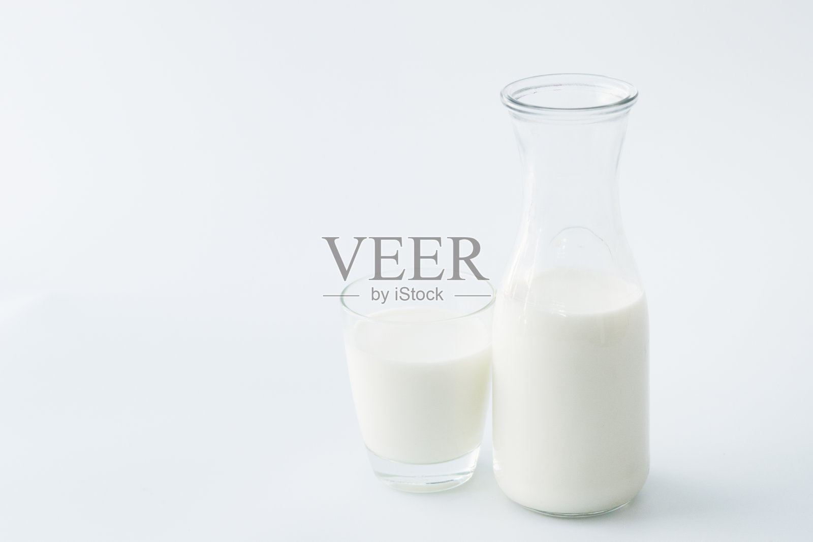 牛奶瓶和牛奶玻璃隔离在白色背景。照片摄影图片