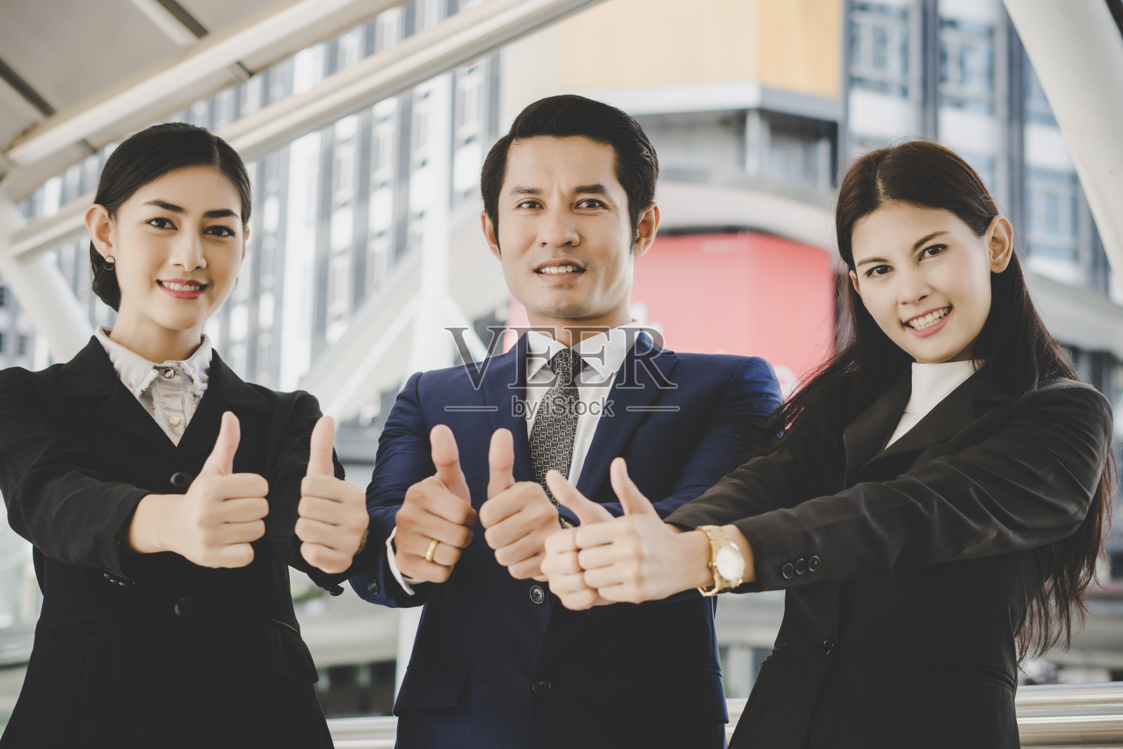 商业团队站在办公室前成功的商业人士都竖起大拇指照片摄影图片