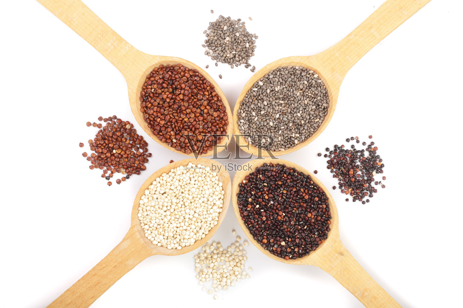黑色，红色，白色的藜麦和奇亚种子在木勺孤立在白色的背景。俯视图照片摄影图片