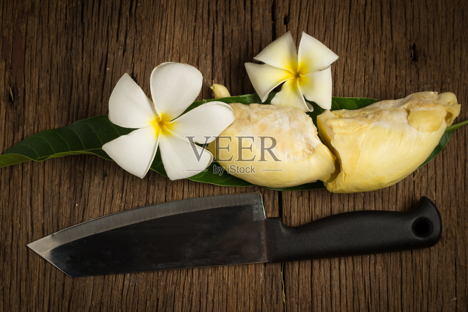 榴莲皮成熟。泰国水果之王放在木地板上照片摄影图片