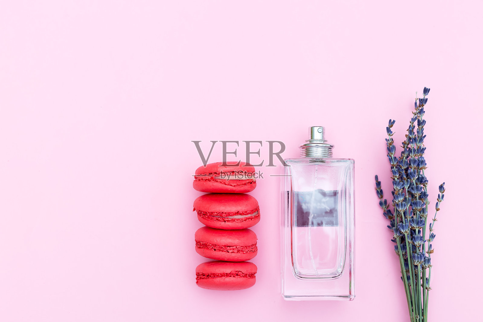 香水配上一束薰衣草和草莓杏仁饼干，以粉红色为背景。本空间照片摄影图片