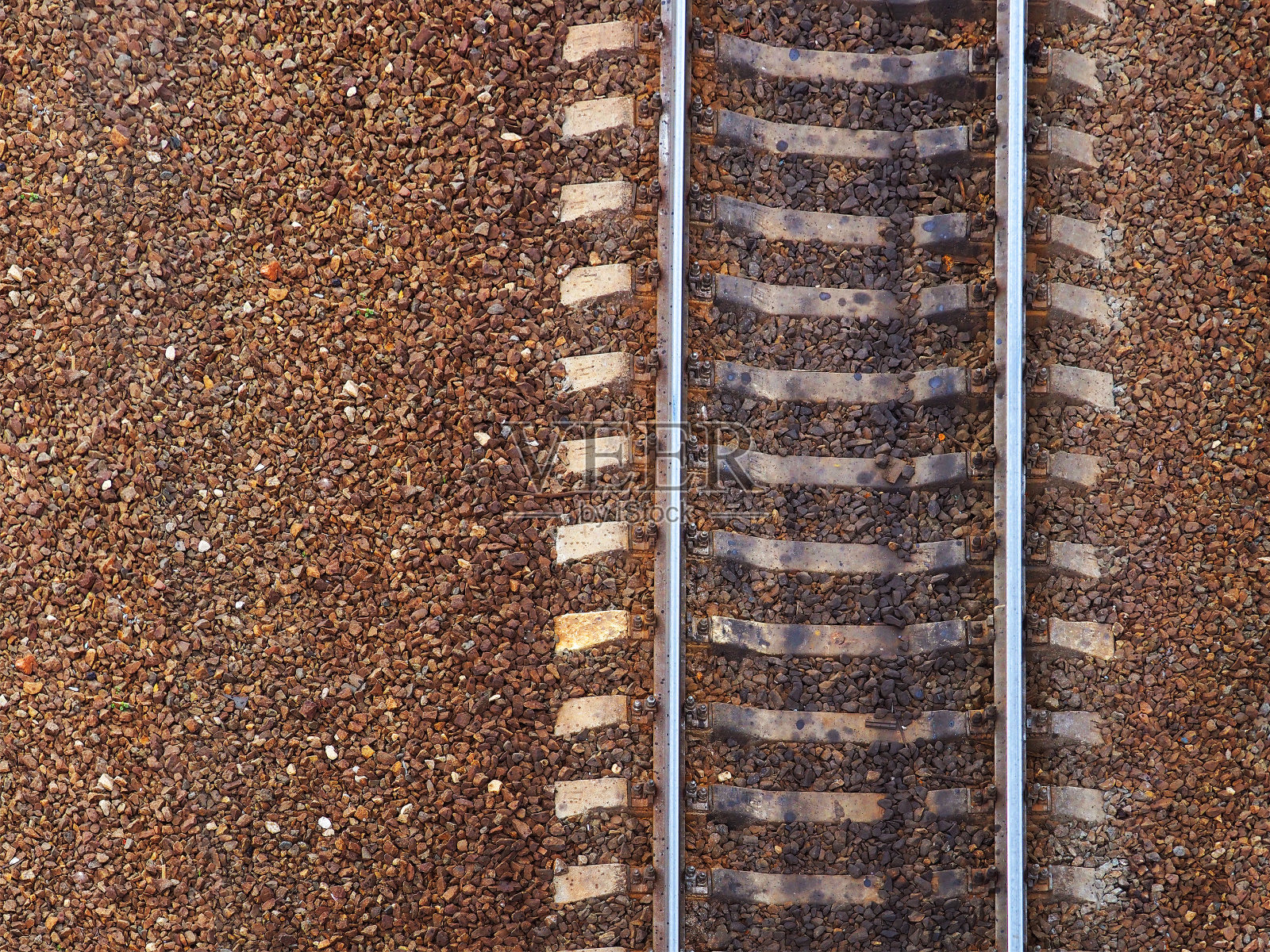 铁路顶视图。旧铁路，火车轨道的一部分。铁轨和混凝土枕木，石头地面，棕色瓦砾照片摄影图片