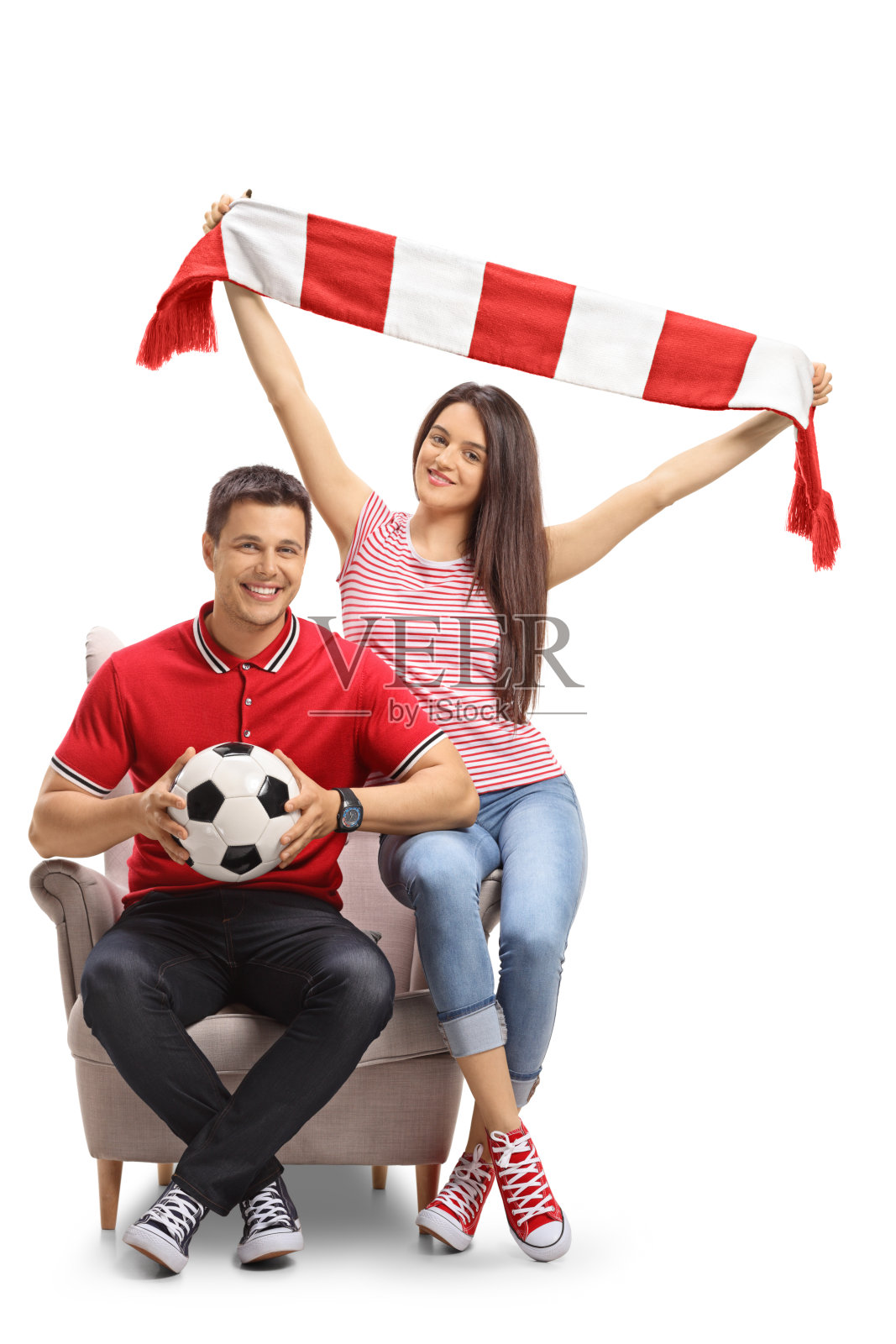 兴高采烈的球迷拿着足球和围巾坐在扶手椅上照片摄影图片