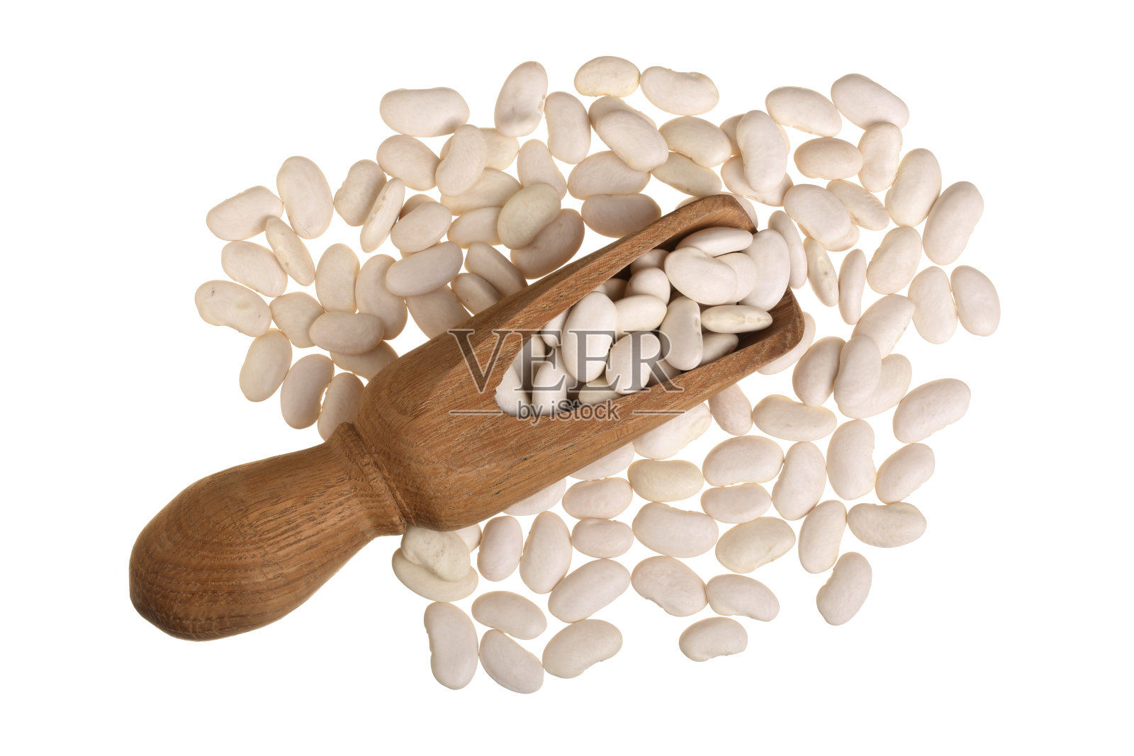 白色的芸豆在木勺孤立在白色的背景近处。俯视图照片摄影图片