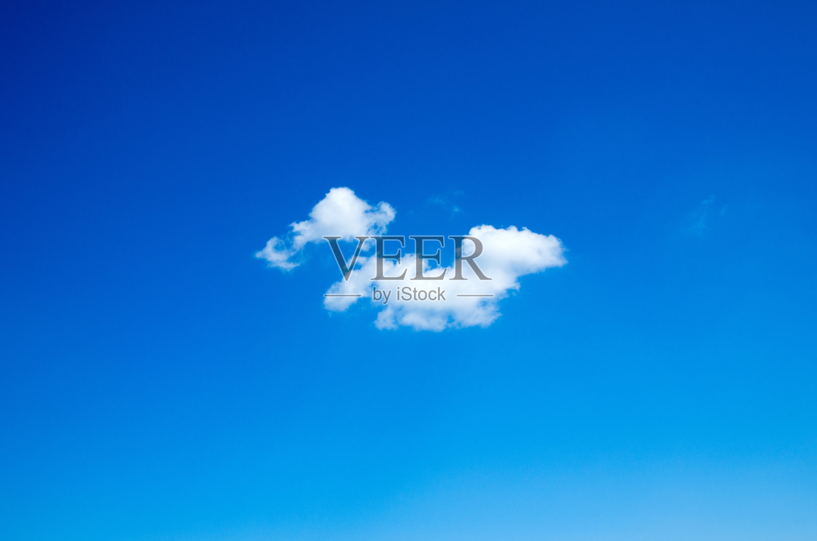 蓝色的天空和小云朵的背景照片摄影图片