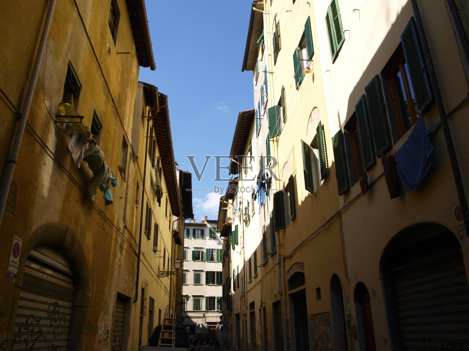 意大利佛罗伦萨老城的狭窄街道照片摄影图片