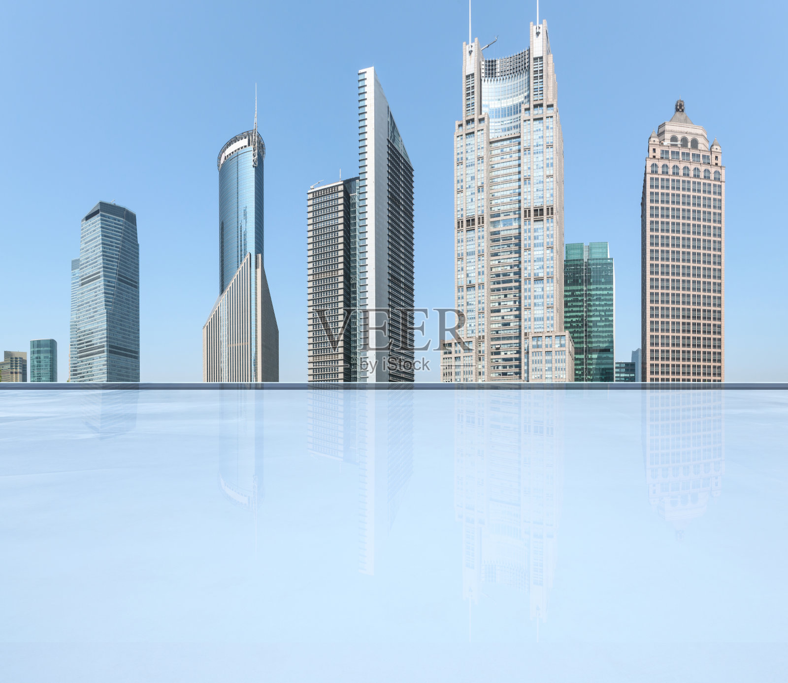 上海现代城市商业建筑和空置的广场楼层照片摄影图片
