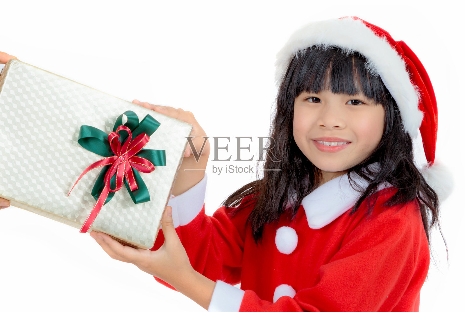 穿着圣诞老人服装的小女孩得到圣诞礼物的肖像，圣诞概念照片摄影图片